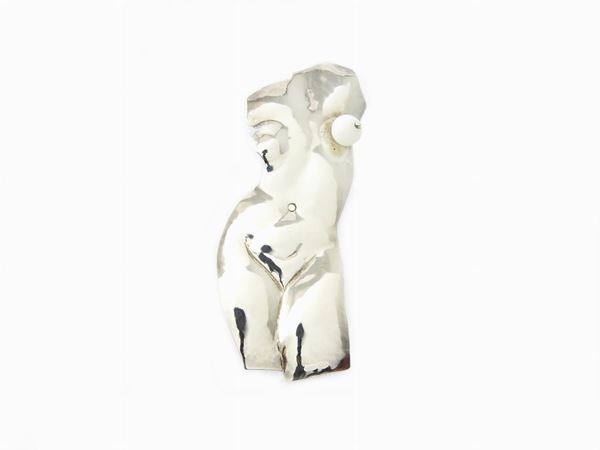 Spilla scultura "Eva" in argento e perle di fiume  (Angelo Rinaldi)  - Asta Gioielli e Orologi - Lotti 1-191 - I - Maison Bibelot - Casa d'Aste Firenze - Milano