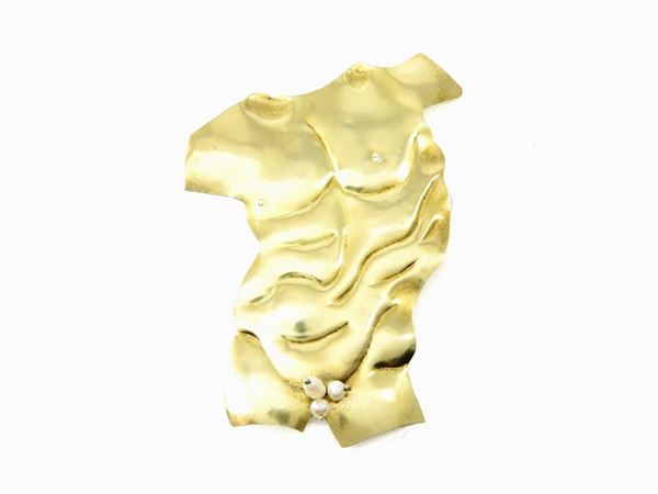 Spilla scultura "Adamo" in argento dorato e perle di fiume