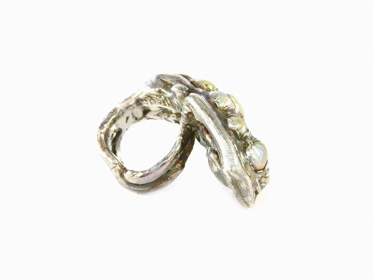 Anello in Cera Rivestito D'argento e Perle di Fiume