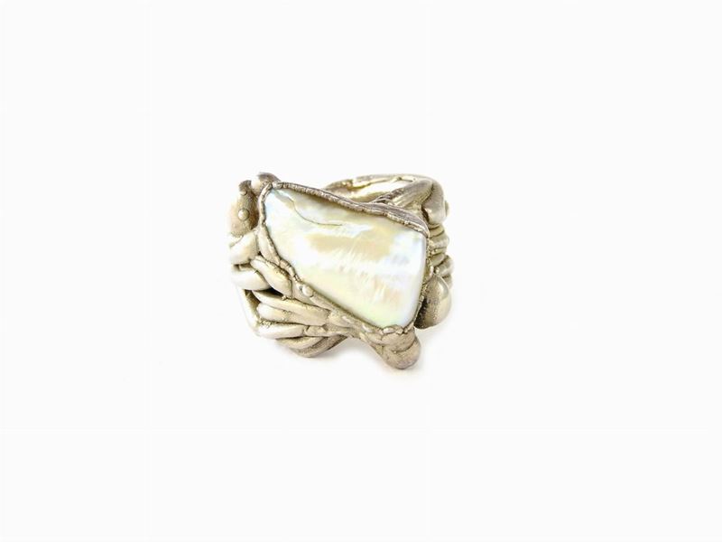 Anello in Cera Rivestito D'argento e Perla di Fiume
