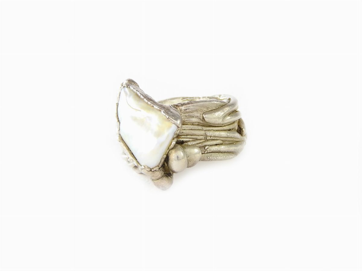 Anello in Cera Rivestito D'argento e Perla di Fiume