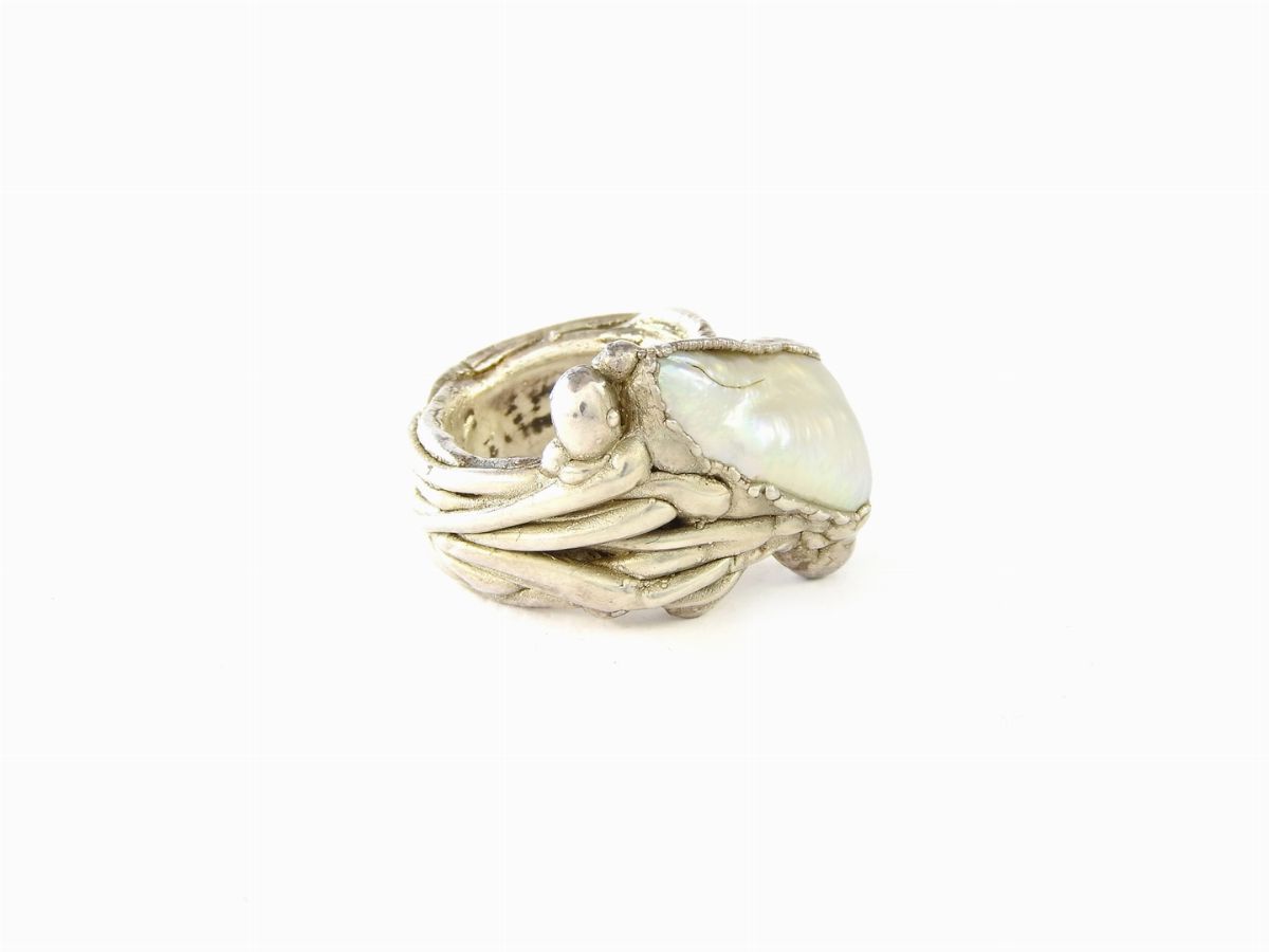 Anello in Cera Rivestito D'argento e Perla di Fiume
