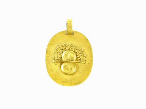 Yellow gold sculpture pendant