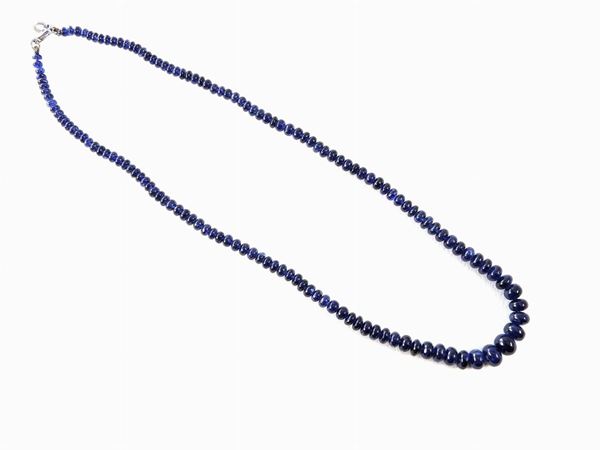 Graduated necklace of sapphire oval shaped discs