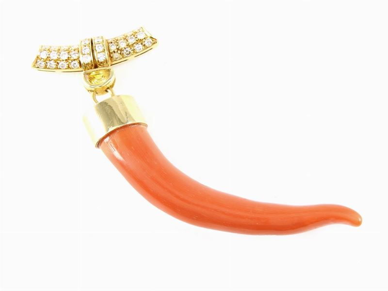 Pendente in Oro Giallo, Diamanti e Corallo Rosso
