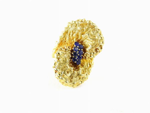 Yellow gold ring with sapphires