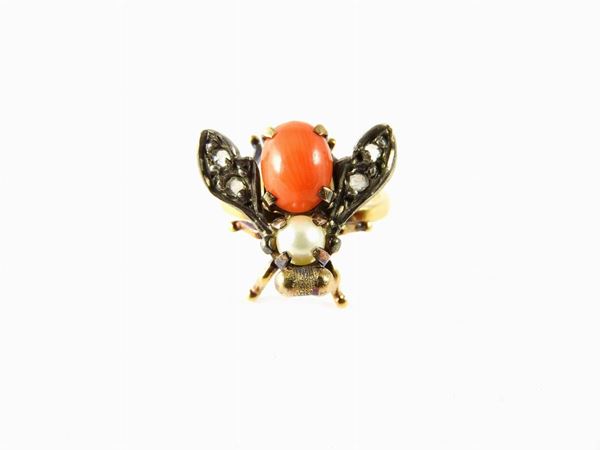 Yellow gold and silver animalier-shaped ring with diamonds, pearl and red coral