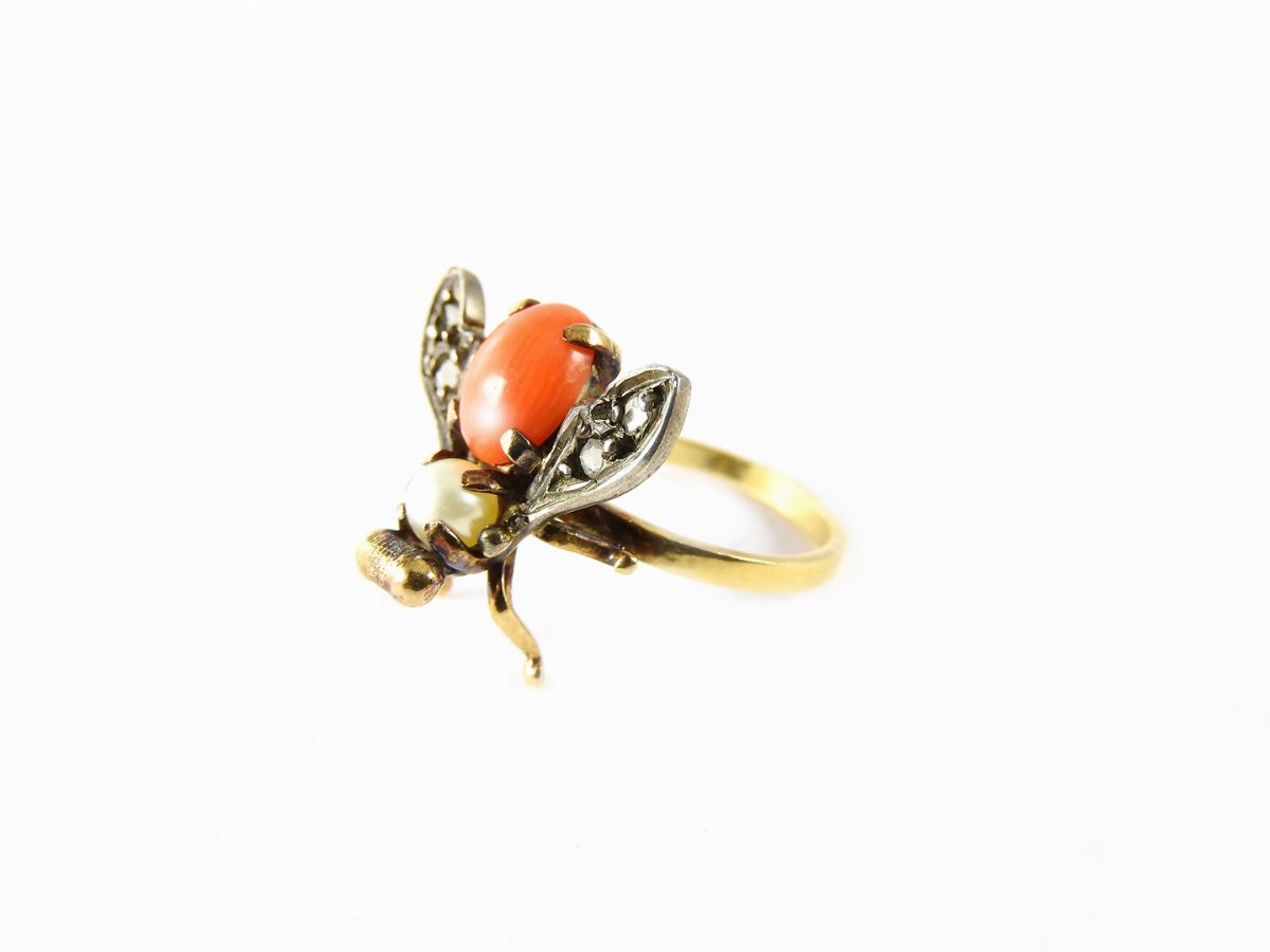 Anello Animalier in Oro Giallo, Argento, Diamanti, Perla e Corallo Rosso