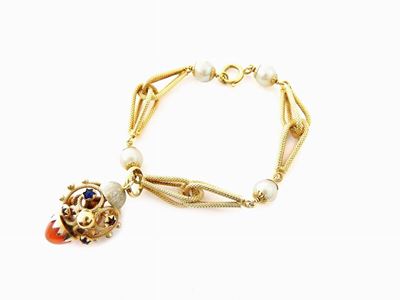 Bracciale in Oro Giallo e Perle Akoya con Pendente con Corniola e Pietre Colorate