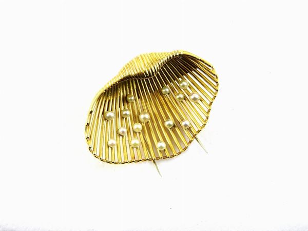 Yellow gold brooch with Akoya pearls