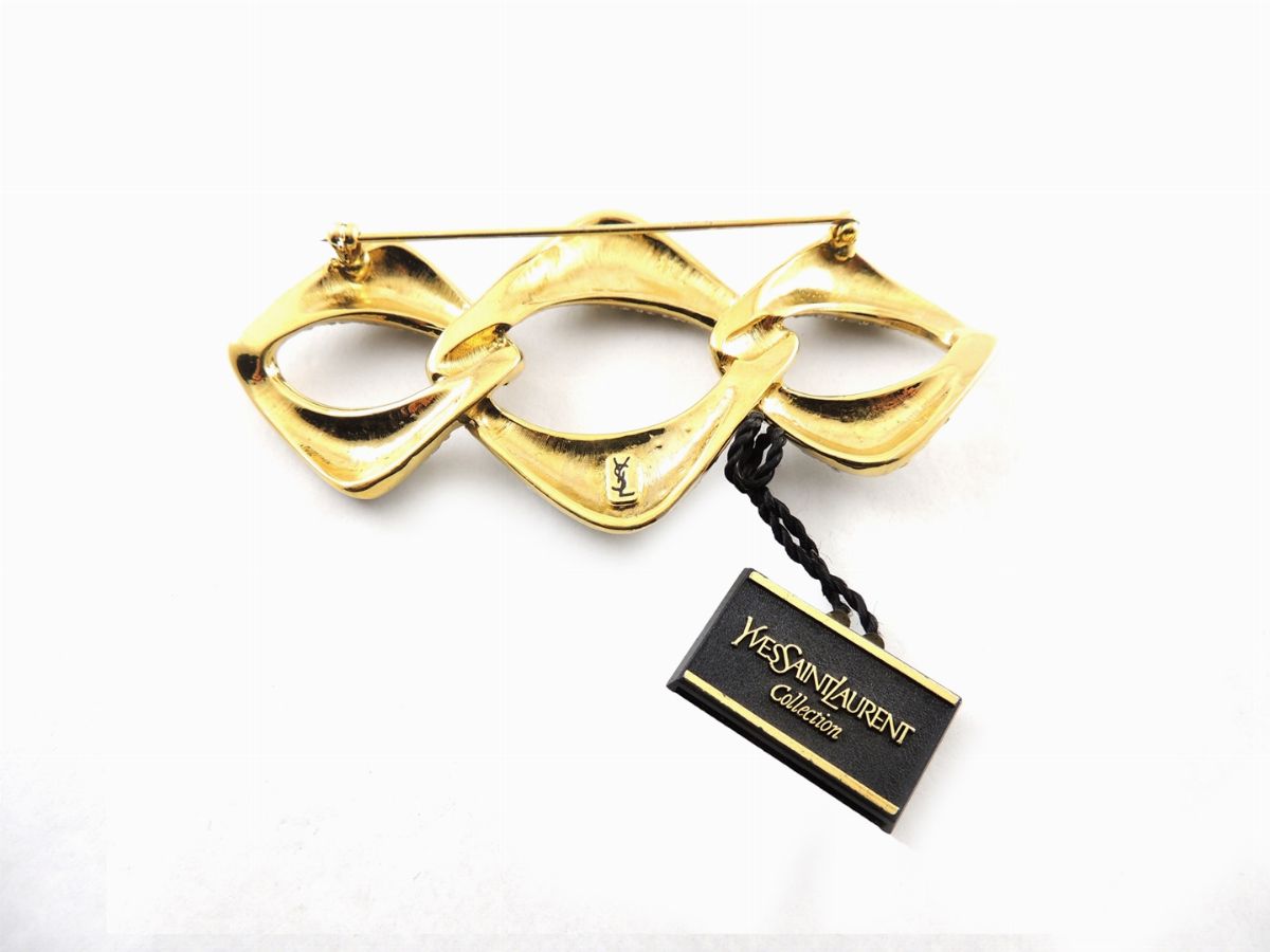 Spilla Yves Saint Laurent in Metallo Dorato e Strass