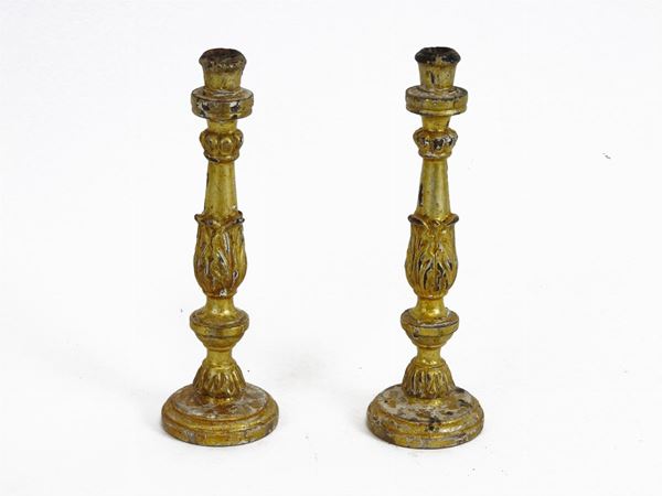 Coppia di candelieri in legno intagliato e dorato