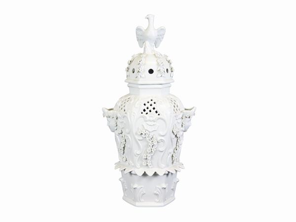 Porcelain Lidded Vase  - Auction The collector's house: Antique, Modern and Oriental Art - Lots: 450-673 - III - Maison Bibelot - Casa d'Aste Firenze - Milano