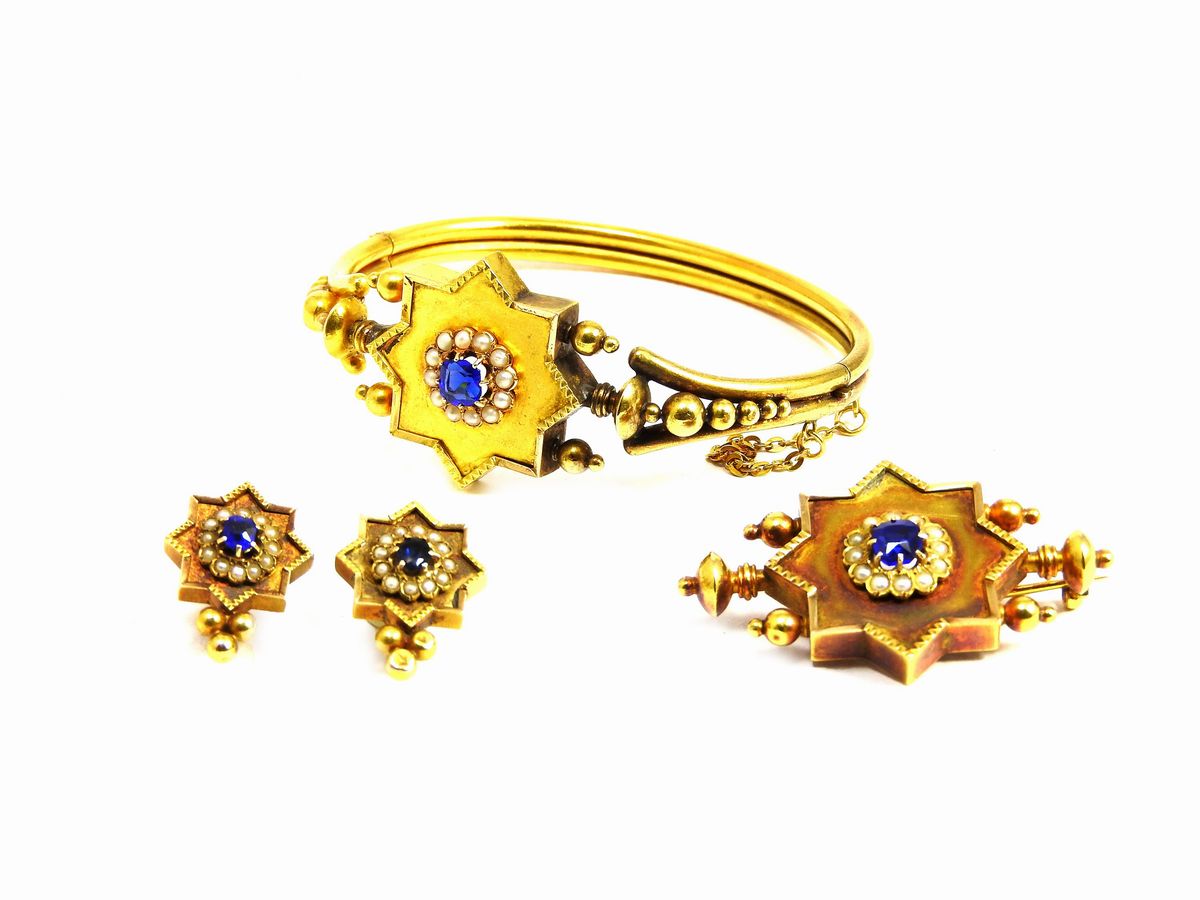 Parure Bracciale, Spilla e Orecchini in Oro Giallo, Microperle e Pietre Blu