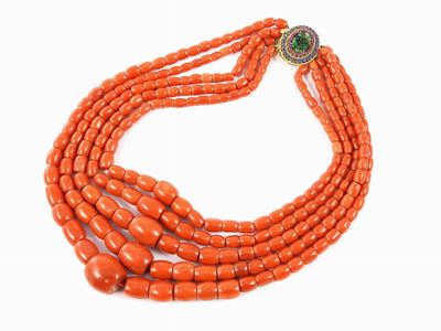 Collana Scalare di Corallo Rosso con Fermezza in Oro Giallo, Zaffiri, Rubini e Giada Incisa