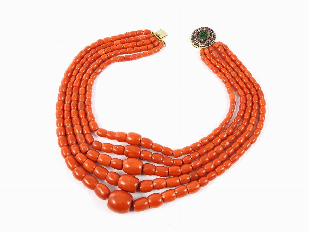 Collana Scalare di Corallo Rosso con Fermezza in Oro Giallo, Zaffiri, Rubini e Giada Incisa