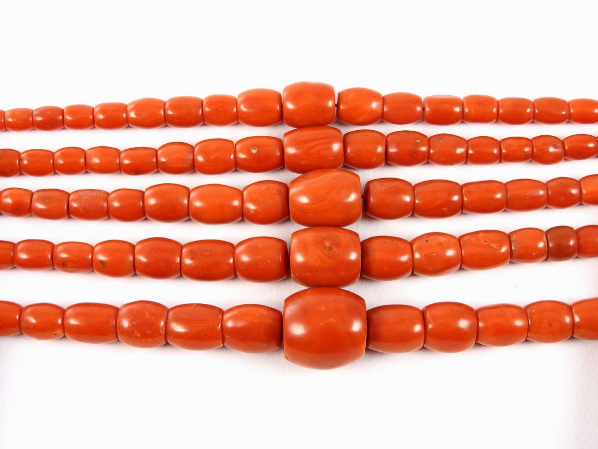 Collana Scalare di Corallo Rosso con Fermezza in Oro Giallo, Zaffiri, Rubini e Giada Incisa