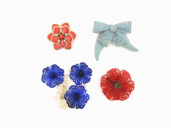 Quattro spille bijoux in metallo dorato e celluloide