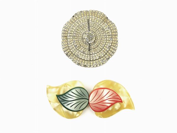 Due fibbie in celluloide, metallo rodiato e strass