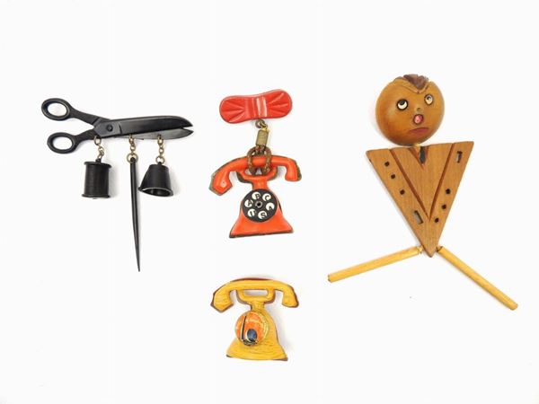 Quattro spille bijoux in celluloide e legno