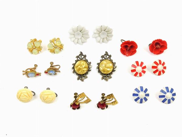 Lotto di orecchini bijoux in celluloide, metallo e vetro