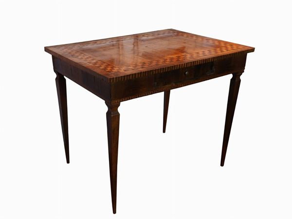 Walnut Veneered Table  (late 18th Century)  - Auction The collector's house: Antique, Modern and Oriental Art - Lots: 450-673 - III - Maison Bibelot - Casa d'Aste Firenze - Milano