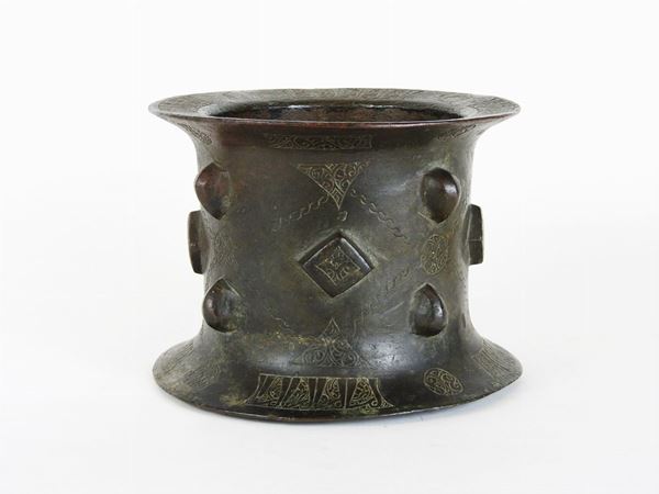 Bronze Mortar  (Persia, 18th Century)  - Auction The collector's house: Antique, Modern and Oriental Art - Lots: 700-943 - IV - Maison Bibelot - Casa d'Aste Firenze - Milano