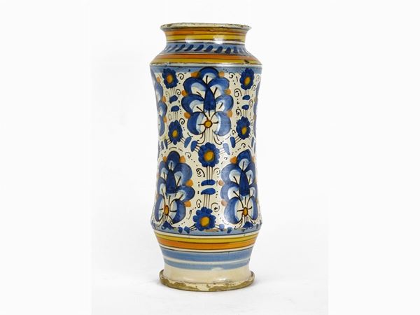 Polychrome Maiolica Vase  (Montelupo, 17th Century)  - Auction The collector's house: Antique, Modern and Oriental Art - Lots: 700-943 - IV - Maison Bibelot - Casa d'Aste Firenze - Milano