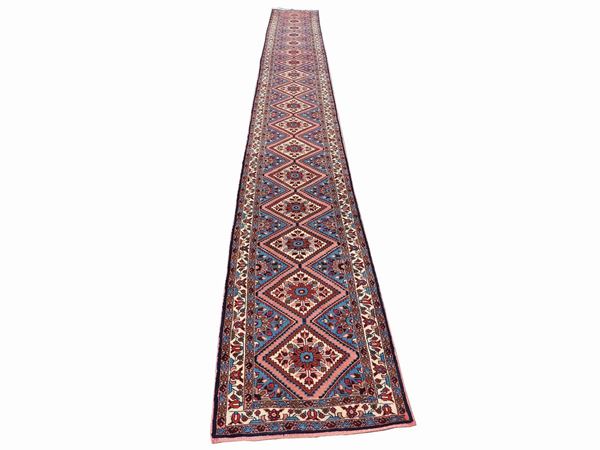 Persian Rudbar Long Carpet  - Auction The collector's house: Antique, Modern and Oriental Art - Lots: 700-943 - IV - Maison Bibelot - Casa d'Aste Firenze - Milano