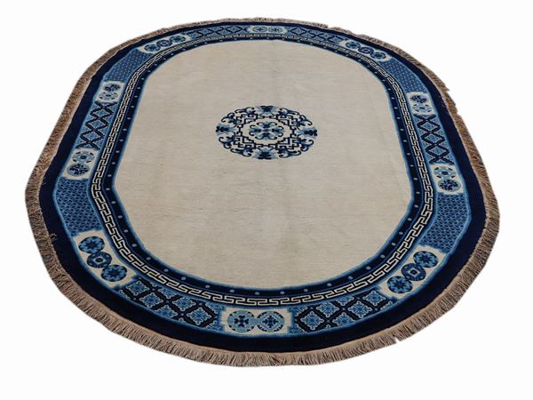 Chinese Oval Carpet  - Auction The collector's house: Antique, Modern and Oriental Art - Lots: 700-943 - IV - Maison Bibelot - Casa d'Aste Firenze - Milano
