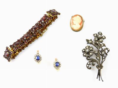 Bracciale con Granati, Spilla a Motivo Floreale, Pendente con Cammeo, Orecchini con Pietre Blu