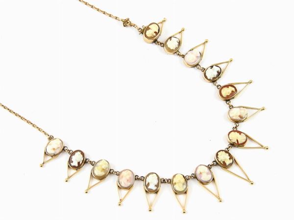 Yellow gold necklace with pendant seashell cameos' sequence