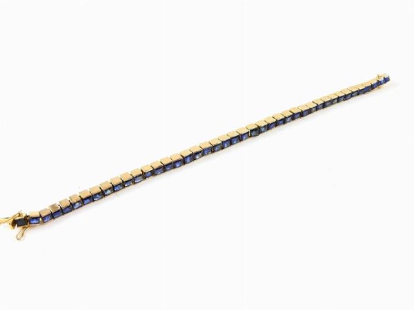 14 kt yellow gold bracelet with graduated square cut sapphires