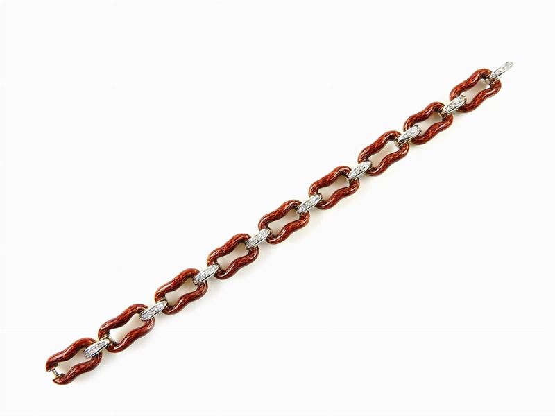 Bracciale in Oro Giallo e Bianco a Maglie Smaltate Bruno Rossastre e Passanti con Diamanti