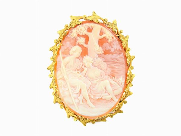 Yellow gold pendant/brooch with seashell cameo showing a country scene
