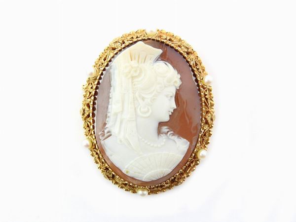 Yellow gold pendant/brooch with a lady's profile portraying seashell cameo