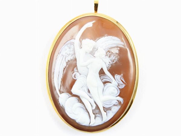 Yellow gold pendant/brooch with a Cupid and Psyche showing seashell cameo