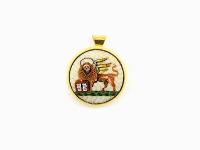 Pendente in Oro Giallo con Micromosaico Raffigurante il Leone di San Marco