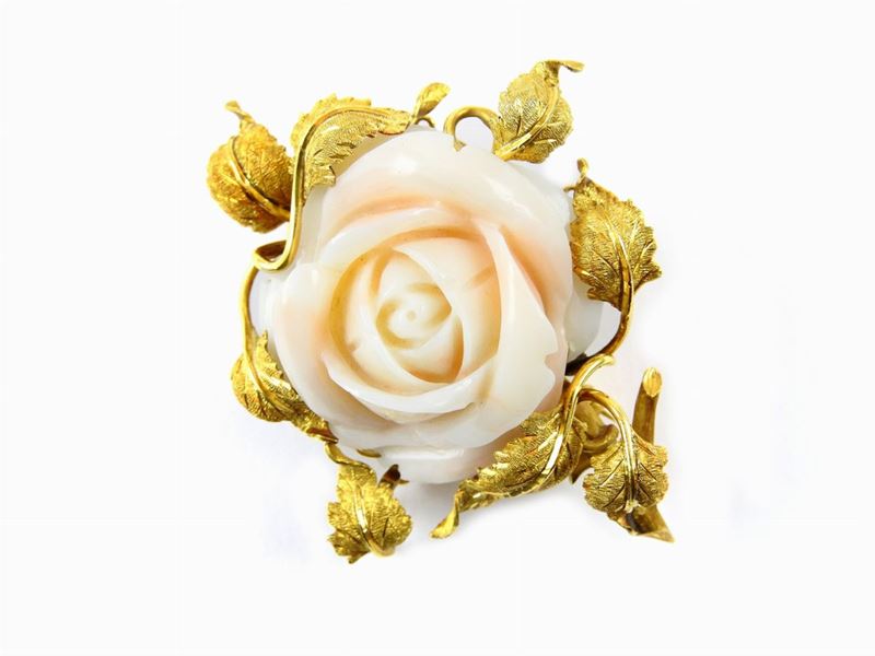 Spilla/fermezza in Oro Giallo con Rosa Scolpita in Corallo Circondata da Foglie