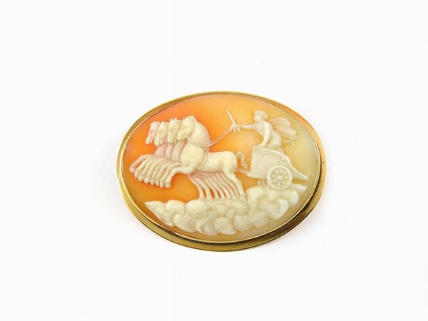 Yellow gold pendant/brooch with a quadriga showing seashell cameo