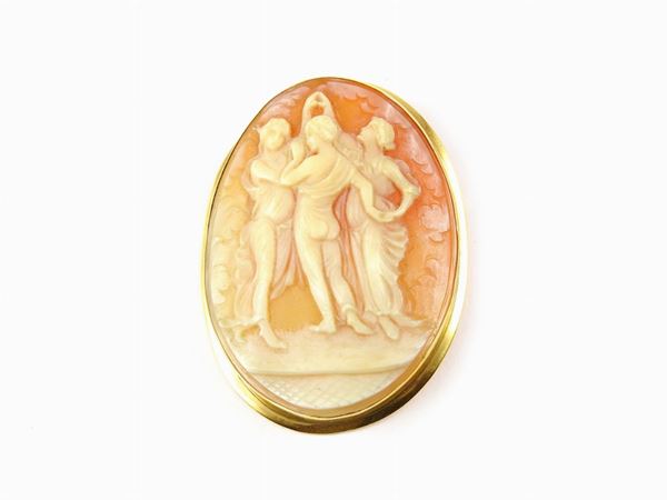 Yellow gold pendant/brooch with a "Three Graces" showing seashell cameo