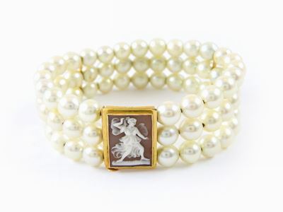 Bracciale Semi Rigido a Tre Fili di Perle Akoya con Fermezza in Oro Giallo e Cammeo in Conchiglia