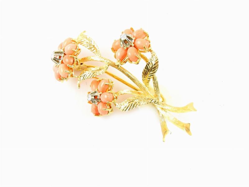 Spilla in Oro Giallo con Diamanti e Coralli Rosa