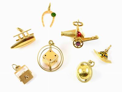 Sette Pendenti "charms" in Oro Giallo con Smalti e Pietre Colorate
