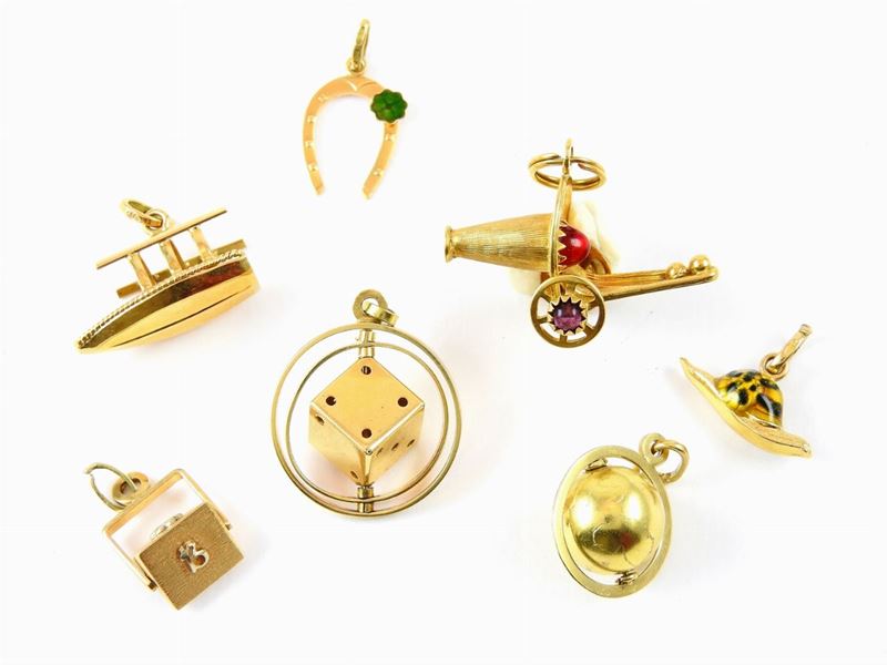 Sette Pendenti "charms" in Oro Giallo con Smalti e Pietre Colorate