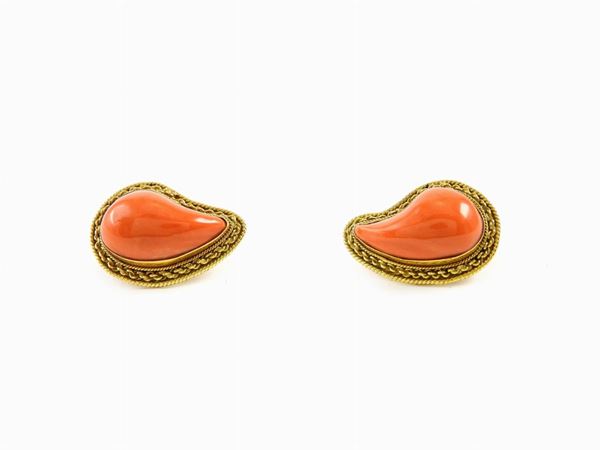 Yellow gold and red coral earrings