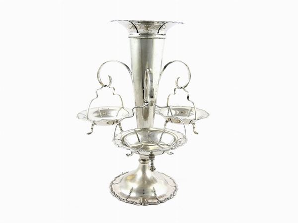 Rhodium Plated Silver Centrepiece with a Flower Vase and Three Small Baskets  (William Hutton & Sons Ltd, London, 1907)  - Auction Furniture and Paintings from a house in Val d'Elsa - Lots 1-303 - I - Maison Bibelot - Casa d'Aste Firenze - Milano