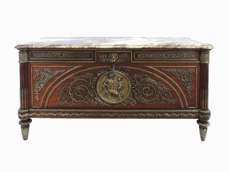 Credenza in Mogano e Bronzi Dorati da un Modello di Guillaume Benneman