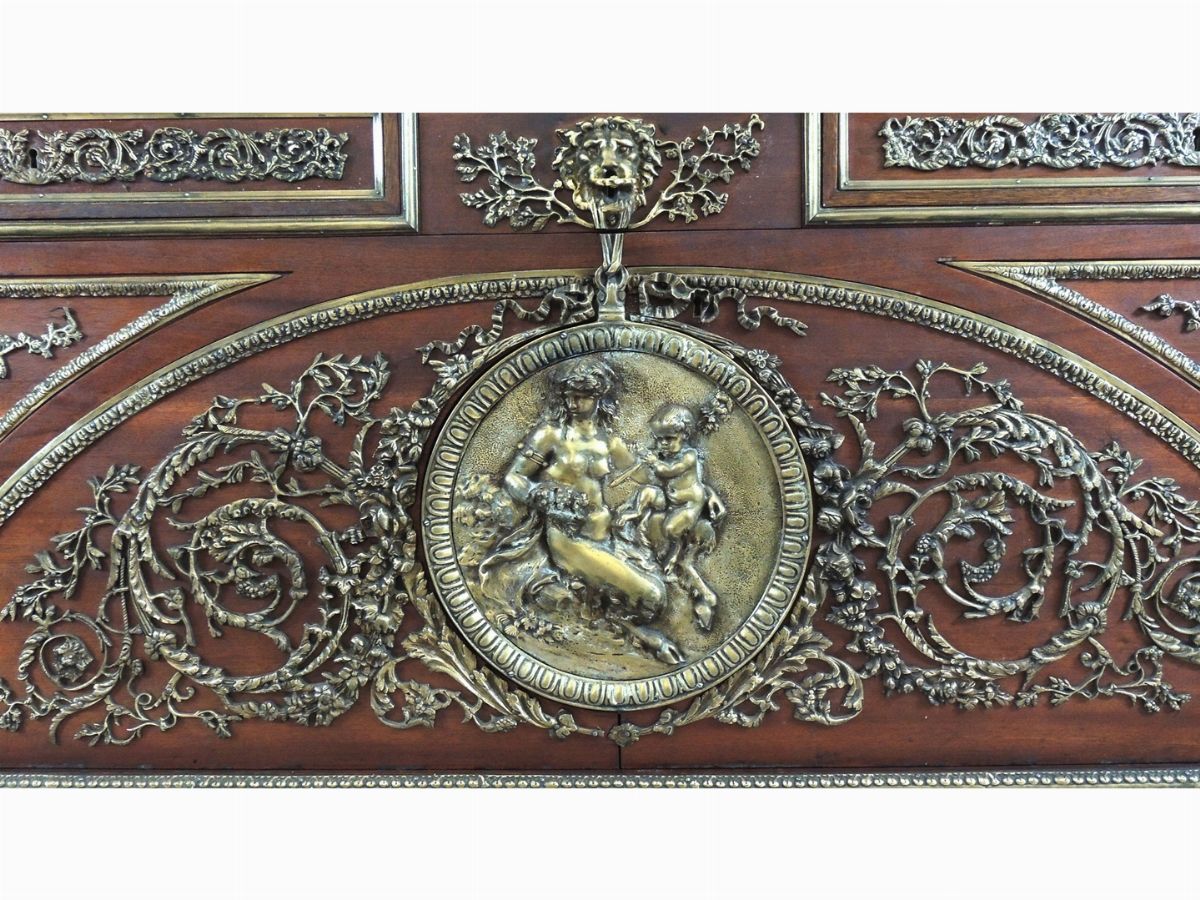 Credenza in Mogano e Bronzi Dorati da un Modello di Guillaume Benneman