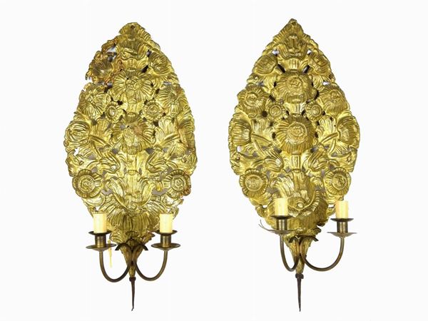 A Pair of Gilded Tole Decorative Friezes Converted into Wall Lamps  (18th Century)  - Auction Furniture and Paintings from a House in Val d'Elsa / A Collection of Modern and Contemporary Art - Lots 304-590 - II - Maison Bibelot - Casa d'Aste Firenze - Milano